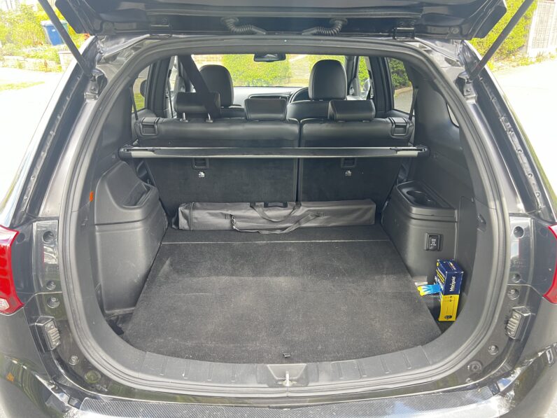 Mitsubishi Outlander 2.4h TwinMotor 13.8kWh Exceed Safety SUV 5dr Petrol Plug-in Hybrid CVT 4WD Euro 6 (224 ps)